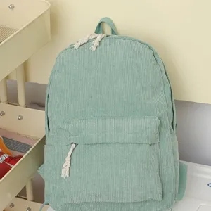 Mochila minimalista de pana verde salvia para mujer con gran capacidad y textura suave y cómoda