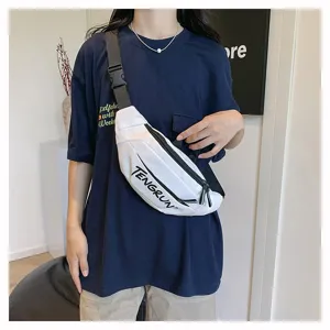 Detailansicht einer weißen minimalistischen Unisex-Brusttasche mit schwarzem Logo auf einem Hemd