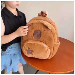Foto lifestyle dettagliata di un simpatico zaino capibara in peluche marrone per bambini