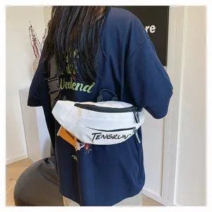 Weiße Freizeit-Gürteltasche mit schwarzen Reißverschlüssen und TENGRUN-Aufdruck getragen.