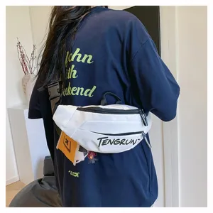 Detaillierte Aufnahme einer weißen Sport-Gürteltasche über einem dunkelblauen T-Shirt