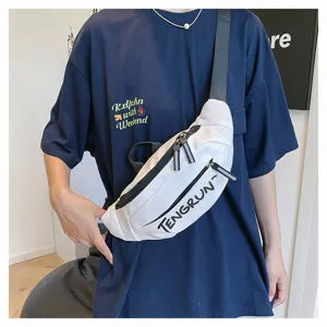 Detailansicht einer weißen Utility-Brusttasche mit schwarzem TENGRUN-Aufdruck