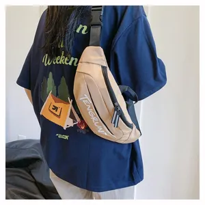 Lässige khakifarbene Gürteltasche mit TENGRUN-Aufdruck in stilvoller Rückansicht getragen.