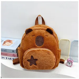 Primo piano del grazioso zaino in peluche Capybara marrone con dettagli a stella