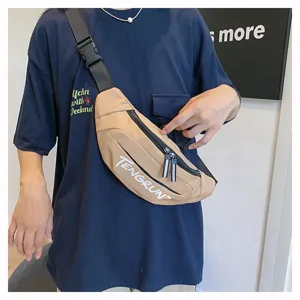 Nahaufnahme einer stylischen khakifarbenen Brusttasche an einem Model für lässigen Streetstyle