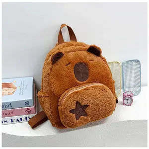 Dettaglio di un simpatico zaino in peluche marrone a forma di capibara su fondo bianco