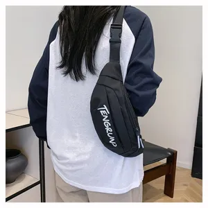 Rückansicht einer schwarzen, minimalistischen Sport-Brusttasche, die als Crossbody getragen wird