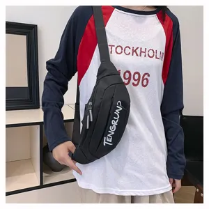 Nahaufnahme einer schwarzen Streetwear-Umhängetasche, die getragen wird