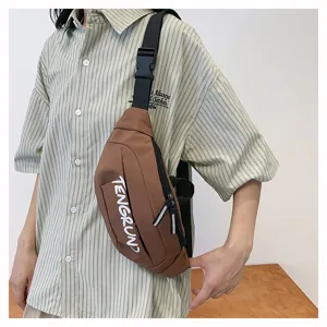 Lässige braune Brusttasche im Workwear-Stil, getragen von einem Modell für einen Urban-Look.