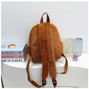 Vista dettagliata di uno zaino in peluche Capybara marrone con spalline imbottite.