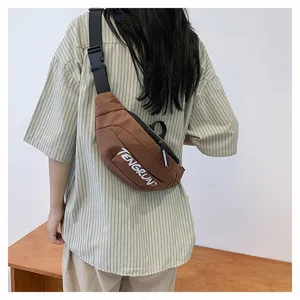 Detaillierte Rückansicht einer braunen Crossbody-Brusttasche, getragen von einem Model