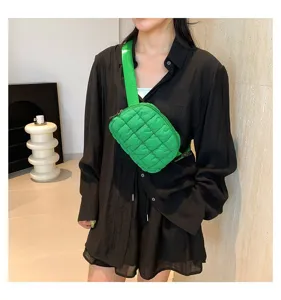 Bolso de pecho de nailon acolchado verde sobre una camisa negra