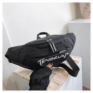 Detailansicht einer schwarzen minimalistischen Techwear-Gürteltasche mit Druck