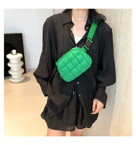 Vista de detalle del elegante bolso de pecho acolchado verde como accesorio de moda