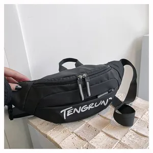 Detailansicht der schwarzen minimalistischen Brusttasche mit weißem TENGRUN Aufdruck