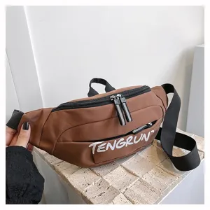 Detailansicht einer braunen Bauchtasche mit weißem TENGRUN-Druck und Reißverschluss.