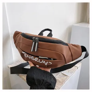 Detailansicht der braunen Nylon-Brusttasche mit ENGRUN-Text und Reißverschlüssen