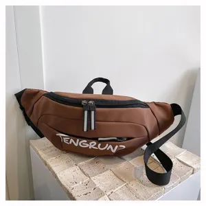 Braune Workwear-Brusttasche präsentiert auf einem Steinsockel als Produktdetail