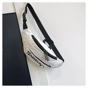Nahaufnahme einer weißen Brusttasche mit schwarzem Riemen und TENGRUN Aufdruck.