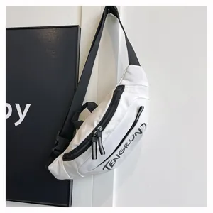 Seitenansicht einer weißen Brusttasche mit schwarzem TENGRUN-Logo und Trageriemen.