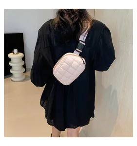 Vista posterior detallada de un mini bolso de pecho rosa acolchado con vestido negro