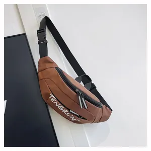 Detaillierte Ansicht einer braunen Brusttasche mit TENGRUN-Logo und schwarzem Gurt.