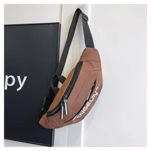 Detail einer braunen Sport-Brusttasche mit ENGRUN-Aufdruck und reflektierenden Zippern.