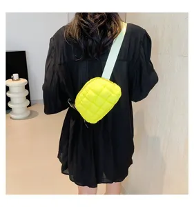 Vista trasera de una mujer con un bolso de pecho acolchado amarillo neón de estilo coreano