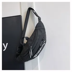 Detaillierte Seitenansicht einer schwarzen urbanen Brusttasche mit weißem Druck