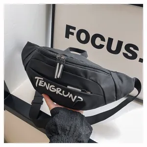 Detailansicht einer schwarzen, lässigen Crossbody-Brusttasche mit dem Logo 'TENGRUN?'