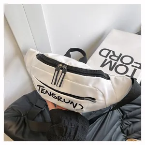 Detailansicht einer weißen Chest Bag im Workwear-Stil mit schwarzem TENGRUN-Aufdruck