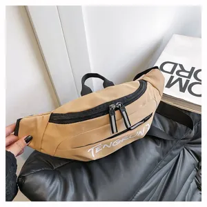 Nahaufnahme der khakifarbenen Brusttasche mit Doppelreißverschluss und Markenaufdruck