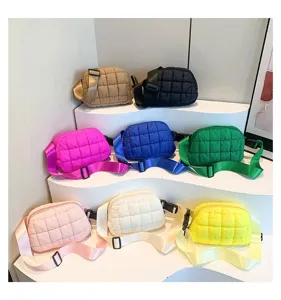 Detalle de cerca que muestra los colores de las riñoneras acolchadas estilo coreano
