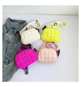 Colección de bolsos de pecho y riñoneras de nailon acolchado para mujer en 2024.