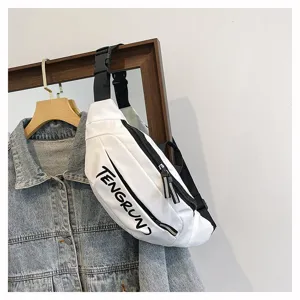 Minimalistische weiße Sport-Brusttasche mit schwarzem Textdruck an einer Jeansjacke