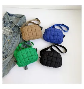 Selección de pequeños bolsos de pecho acolchados en colores caqui, azul, verde y negro