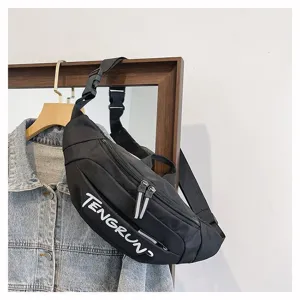 Schwarze Streetwear-Brusttasche mit TENGRUN-Aufdruck an einem Holzbügel mit Denim