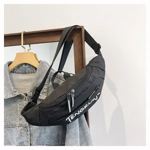 Verstellbare schwarze Streetwear-Brusttasche mit TENGRUN-Logo hängend an Jeansjacke