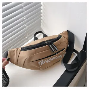 Detailansicht der khakifarbenen Freizeit-Gürteltasche mit TENGRUN-Logo auf der Vorderseite
