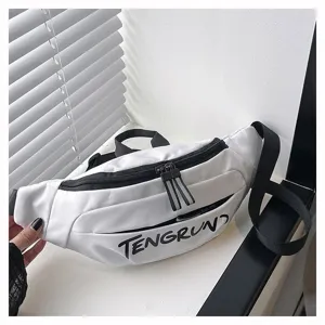Nahaufnahme der weißen Streetwear-Brusttasche mit TENGRUN-Logo und schwarzem Gurt