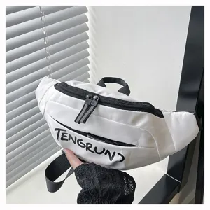 Nahaufnahme der weißen Crossbody-Brusttasche mit schwarzem Reißverschluss und TENGRUN-Print
