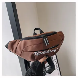 Nahaufnahme einer braunen Freizeit-Brusttasche mit weißem Tengrun-Schriftzug