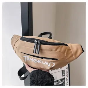 Nahaufnahme der hellbraunen Gürteltasche mit weißem TENGRUN7-Schriftzug und Reißverschluss