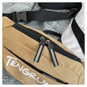 Detailansicht der khakifarbenen Workwear-Brusttasche mit TENGRUI-Aufdruck und Reißverschluss.