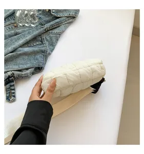 Primer plano de riñonera acolchada blanca con textura suave y correa ajustable