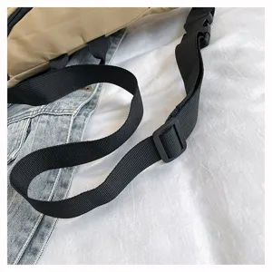 Nahaufnahme des verstellbaren schwarzen Nylon-Schultergurts und der Plastikschnalle.