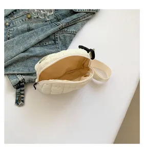 Primer plano del interior y acolchado de un elegante bolso de pecho acolchado crema