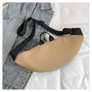 Detailaufnahme einer khakifarbenen Workwear-Brusttasche auf einer Denim-Jacke.
