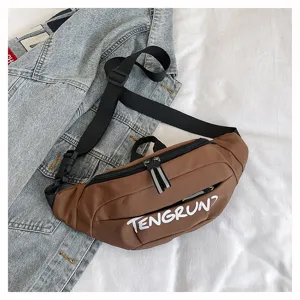 Modische braune Workwear-Gürteltasche mit TENGRUN-Schriftzug auf weißem Hintergrund