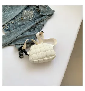 Detalle de un bolso de pecho acolchado blanco de estilo coreano con correa ajustable